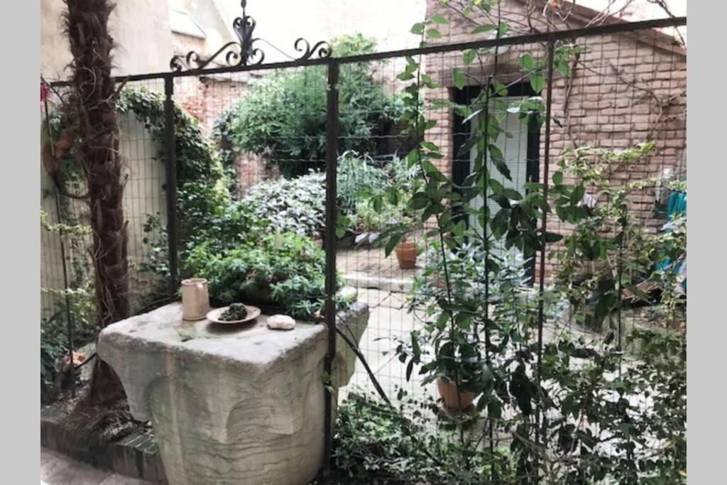 Appartamento Tipico Con Corte Privata Venice Luaran gambar
